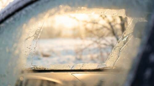 scoprite il metodo sorprendente per mantenere il parabrezza pulito e senza appannamento durante tutto l'inverno, per viaggi sicuri e senza inconvenienti.